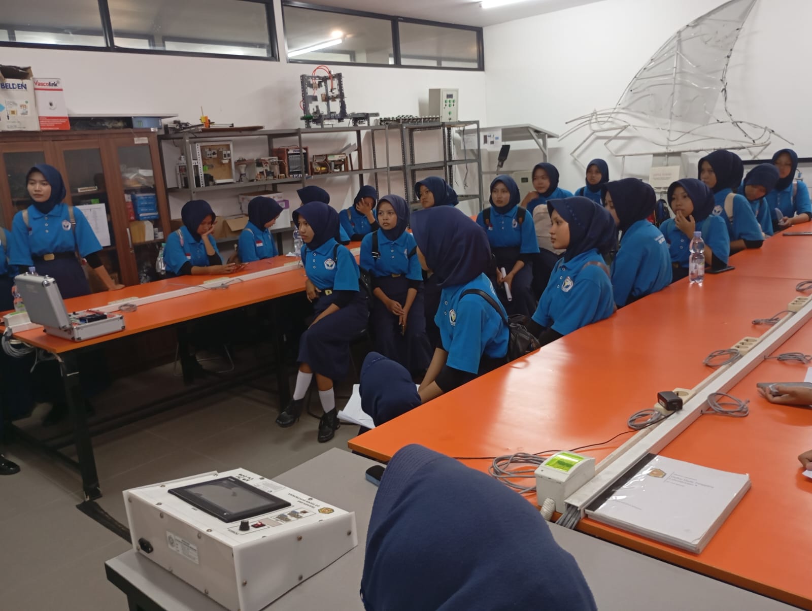 KUNJUNGAN DARI SMK TEXMACO PEMALANG KE PRODI ELEKTRONIKA POLTEKHARBER